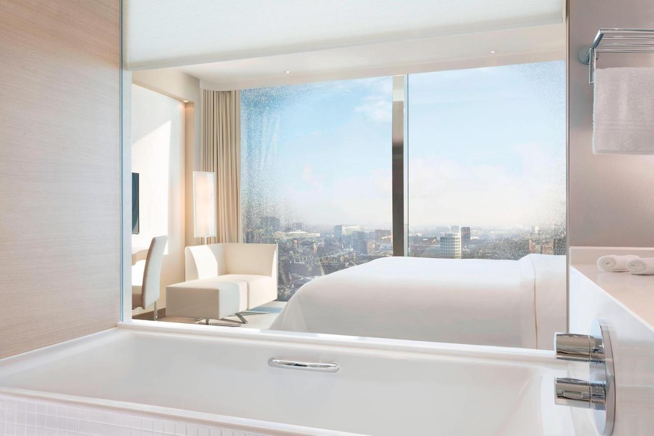 Deluxe Guest room 1 King City view partial harbour view