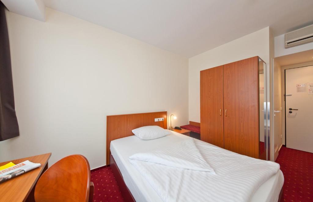 Single Room Queen Bed