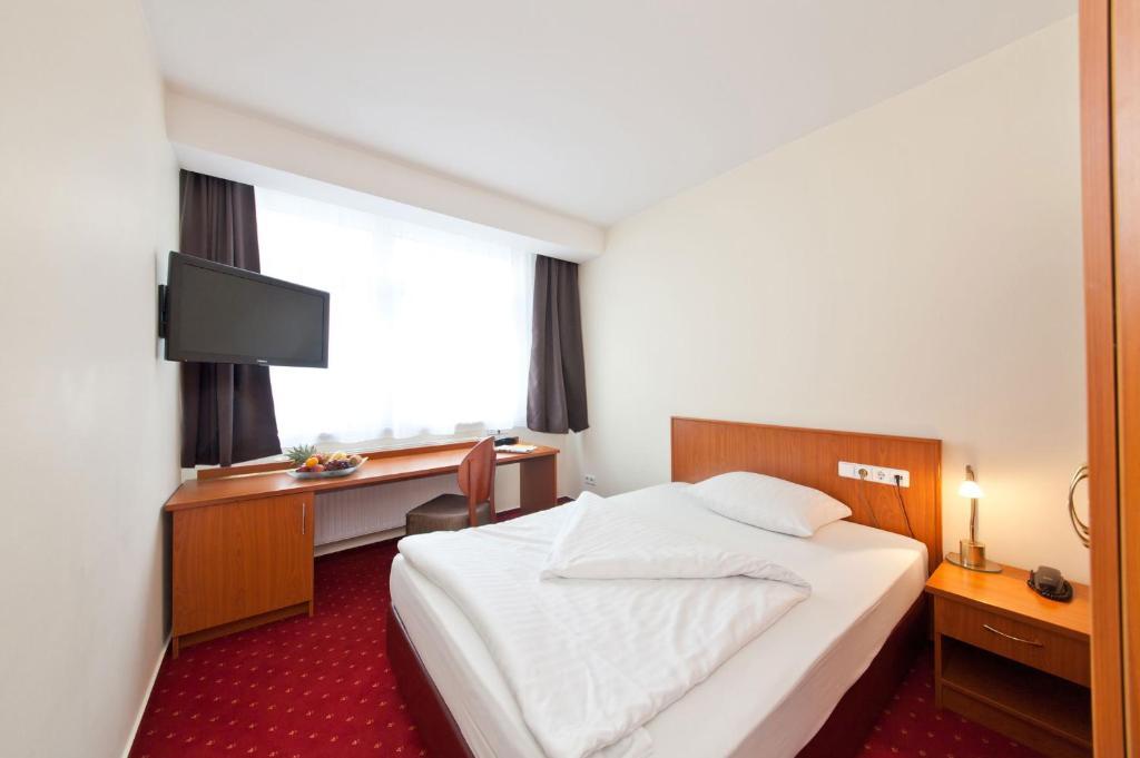 Single Room Queen Bed